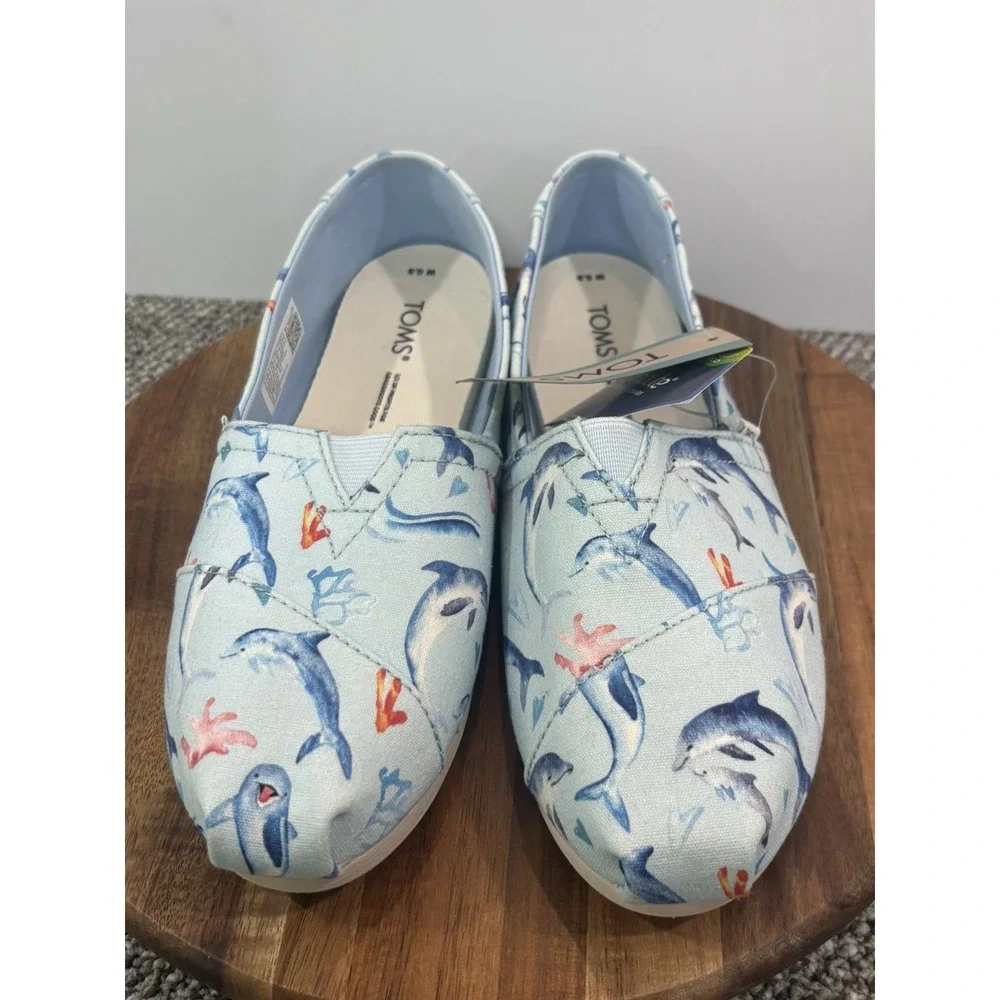 Toms blue dolphins